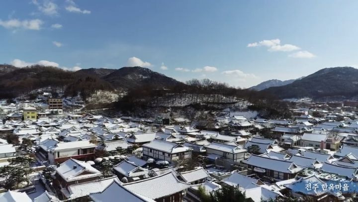 눈 덮인 전주 한옥마을 드론샷 - 꾸르