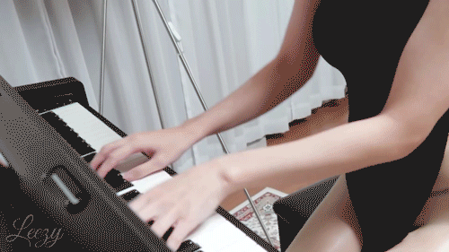 피아노 연주하는 롤코녀 임이지.gif 피아노 연주하는 롤코녀 임이지 - 