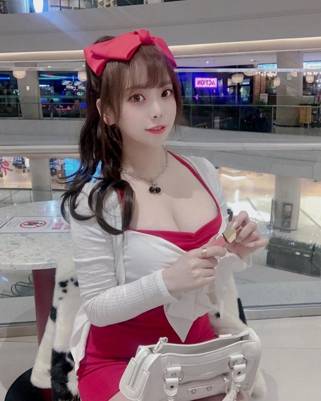 과감한 의상입고 외출한 BJ 퀸다미.jpg 과감한 의상입고 외출한 BJ 퀸다미 - 