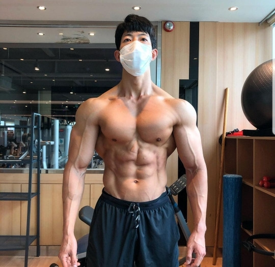 이번에 네추럴 피지크 대회 1위한 선수의 몸 - 꾸르