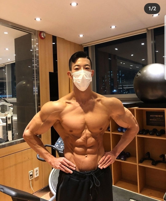이번에 네추럴 피지크 대회 1위한 선수의 몸 - 꾸르