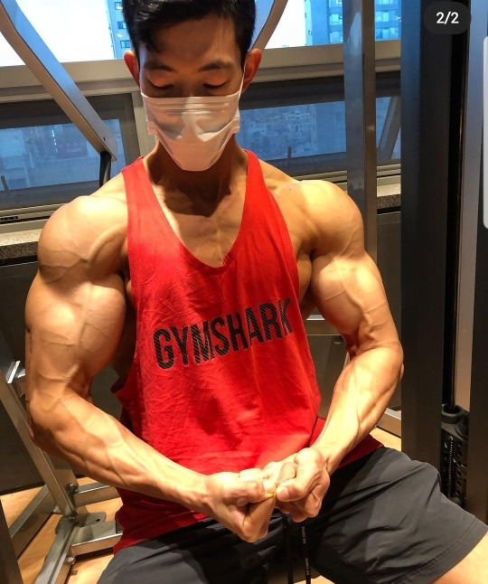 이번에 네추럴 피지크 대회 1위한 선수의 몸 - 꾸르