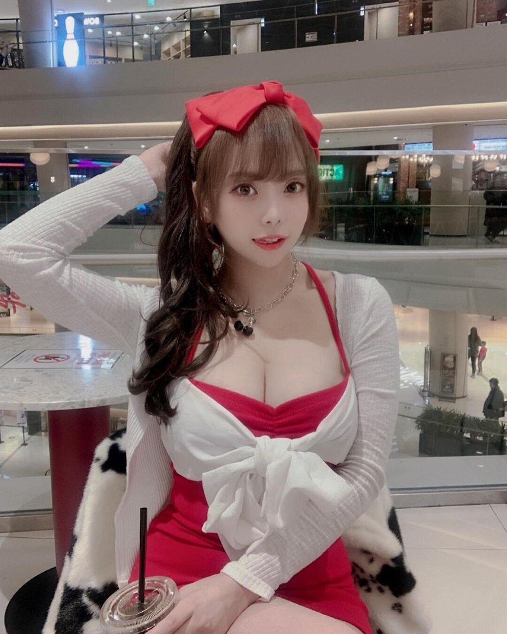 과감한 의상입고 외출한 BJ 퀸다미.jpg 과감한 의상입고 외출한 BJ 퀸다미 - 