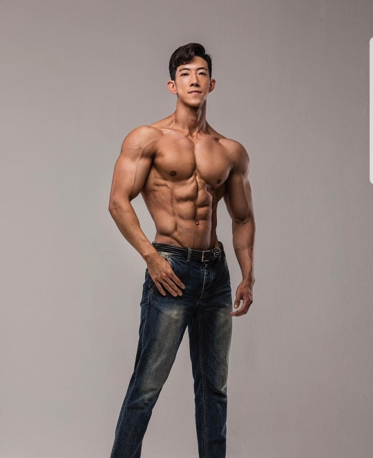 이번에 네추럴 피지크 대회 1위한 선수의 몸 - 꾸르