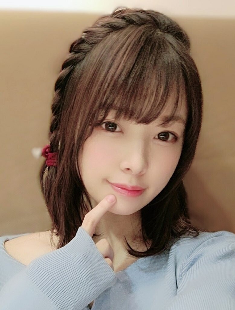 어느 AV배우의 어린시절 모습 - 디쁠