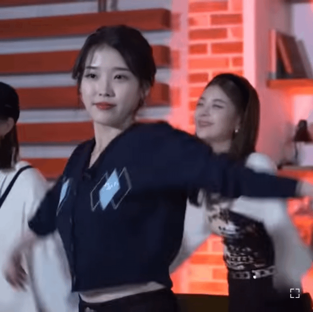 낫샤이 춤 추시는 아이유 - 꾸르