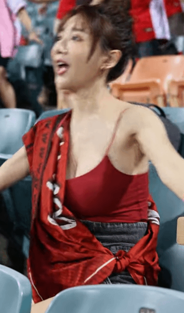 앉아서 응원 열심히 하는 대만 치어리더.gif 