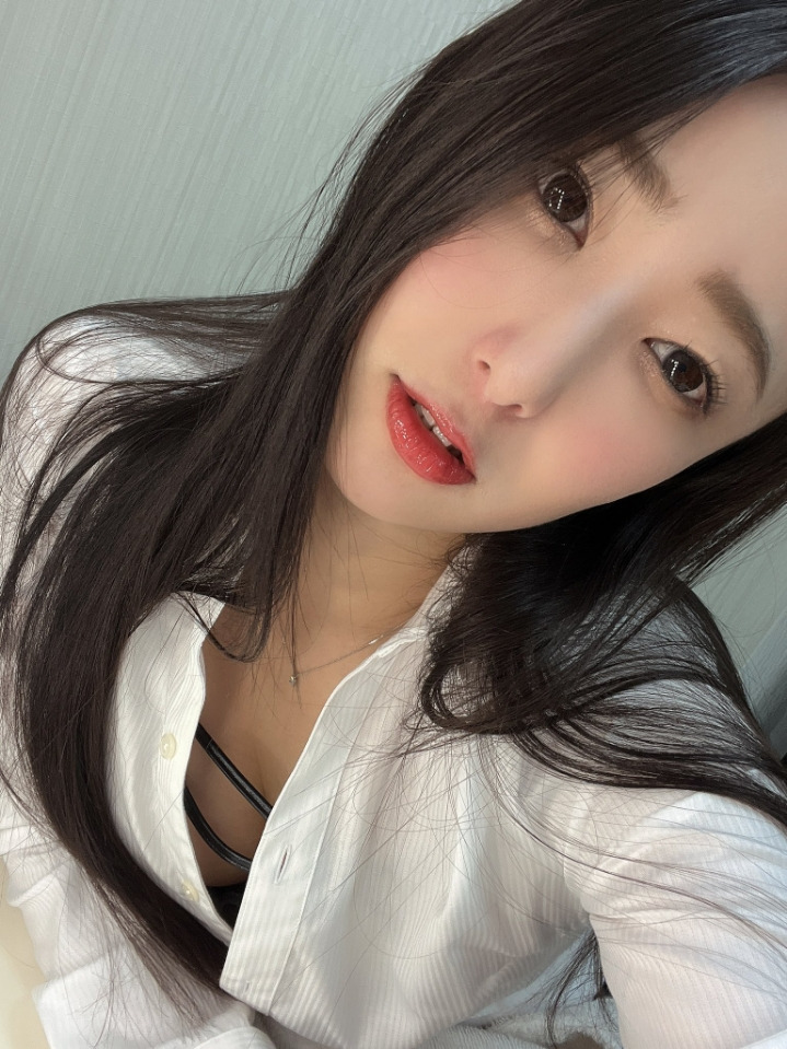 8월에 복귀한 명문대출신 AV 배우 마츠오카 스즈 셀카 모음.jpgif 