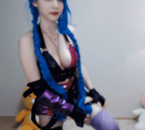 Tự phấn khích với sự sexy khi cosplay Jinx của chính mình, nữ streamer tạo 101 dáng trước ống kính máy quay - Ảnh 6.