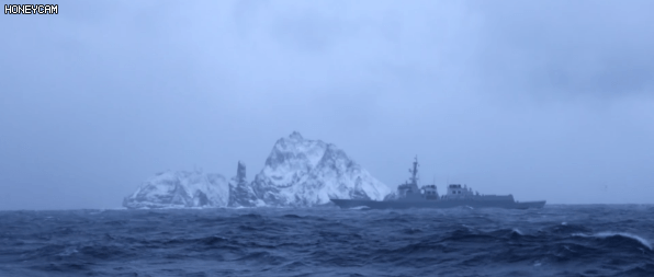 눈 내린 독도를 초계중인 대한민국 해군의 세종대왕함 - 꾸르