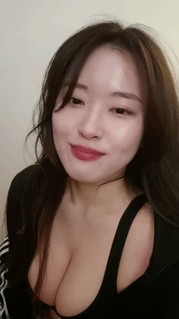 니들은 무슨 씹변태 새끼들이야? 여기서 맨날 내 슴가 보러오고..gif 