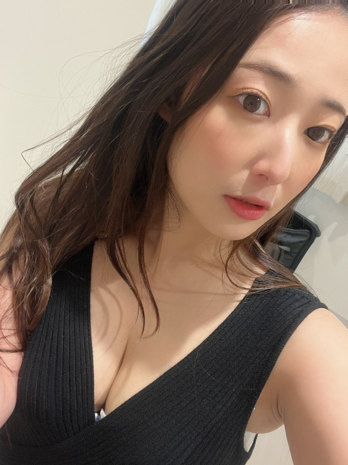 8월에 복귀한 명문대출신 AV 배우 마츠오카 스즈 셀카 모음.jpgif 