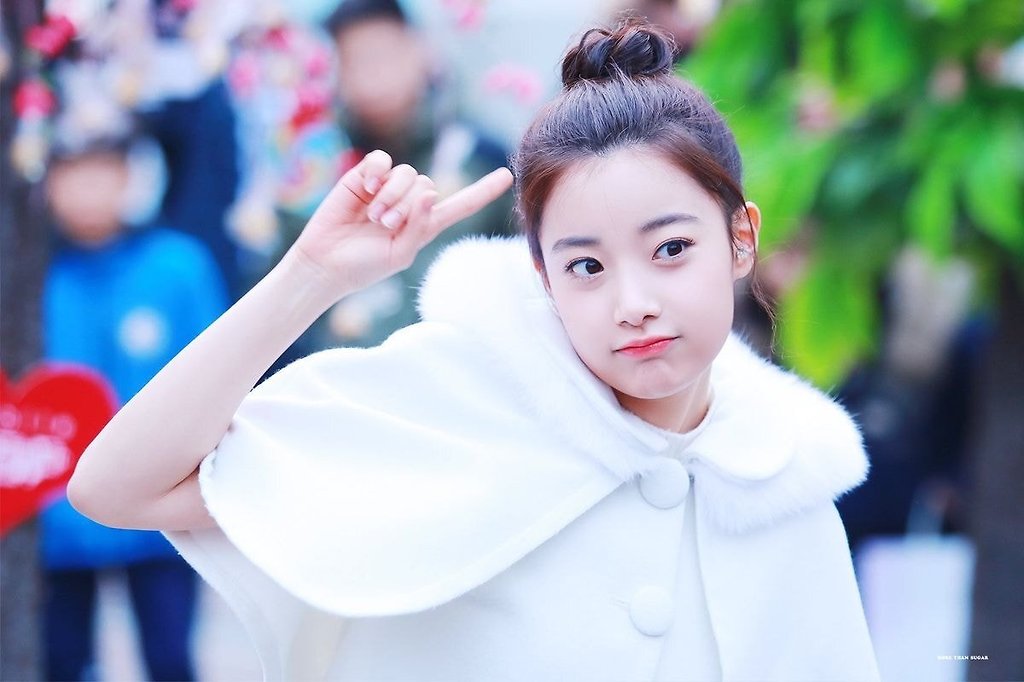 왕따 논란과 별개로 화제인 전 에이프릴 현주 - 꾸르