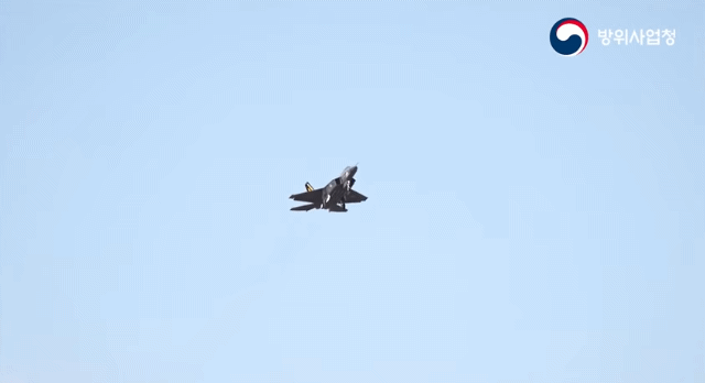 KF-21 보라매 시제 4호 복좌기 - 꾸르