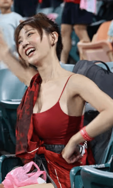 앉아서 응원 열심히 하는 대만 치어리더.gif 