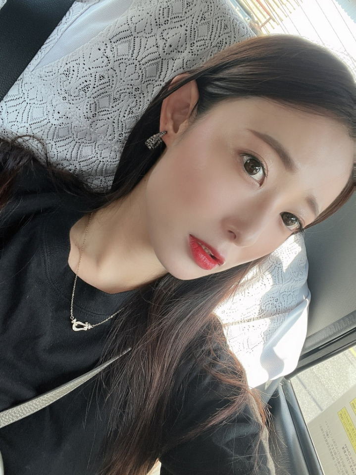 8월에 복귀한 명문대출신 AV 배우 마츠오카 스즈 셀카 모음.jpgif 