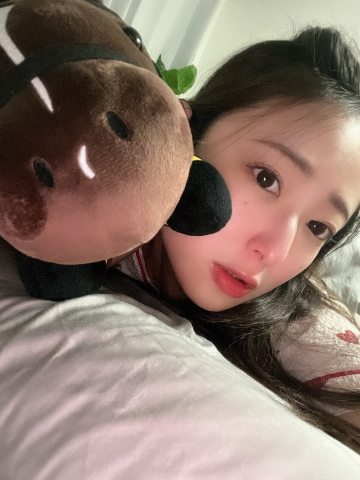 8월에 복귀한 명문대출신 AV 배우 마츠오카 스즈 셀카 모음.jpgif 
