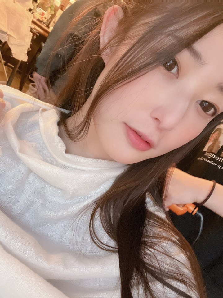 8월에 복귀한 명문대출신 AV 배우 마츠오카 스즈 셀카 모음.jpgif 