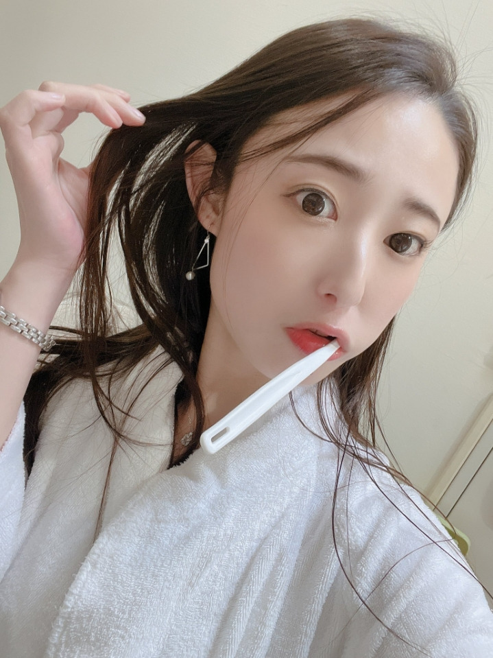 8월에 복귀한 명문대출신 AV 배우 마츠오카 스즈 셀카 모음.jpgif 