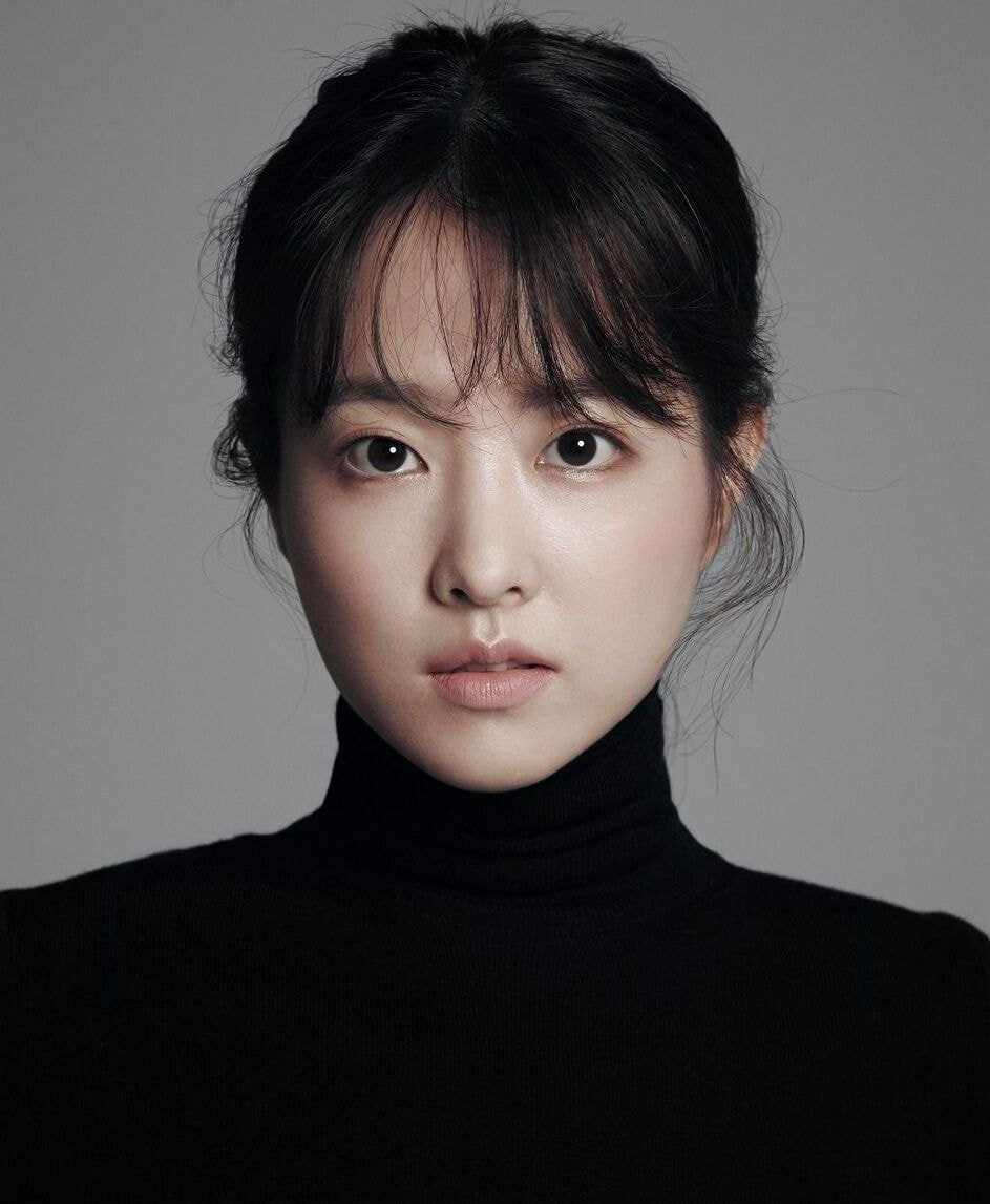 검은폴라티 입은 배우들 프로필사진