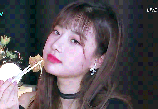 밥먹으면서 끼부리는 현주 - 꾸르