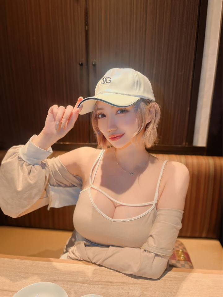허리놀림이 장난 아닌 요망한 AV 신인 배우.jpg 