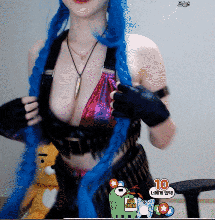 Tự phấn khích với sự sexy khi cosplay Jinx của chính mình, nữ streamer tạo 101 dáng trước ống kính máy quay - Ảnh 4.
