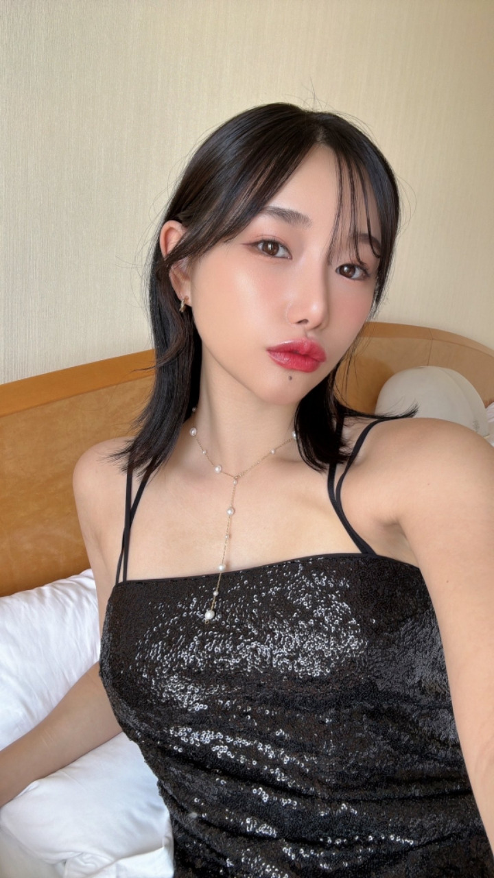 운동 많이 해서 복근이랑 골반 라인이 지리는 AV 배우.jpg 