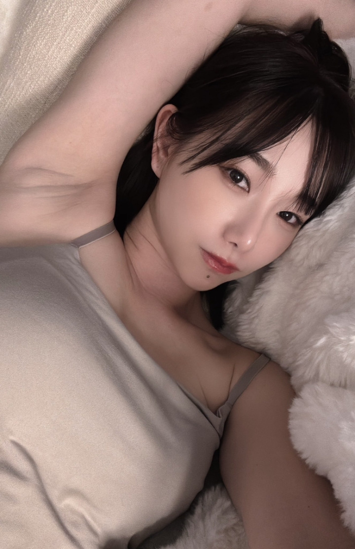 운동 많이 해서 복근이랑 골반 라인이 지리는 AV 배우.jpg 