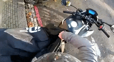 오토바이에 헬멧은 필수 - 꾸르