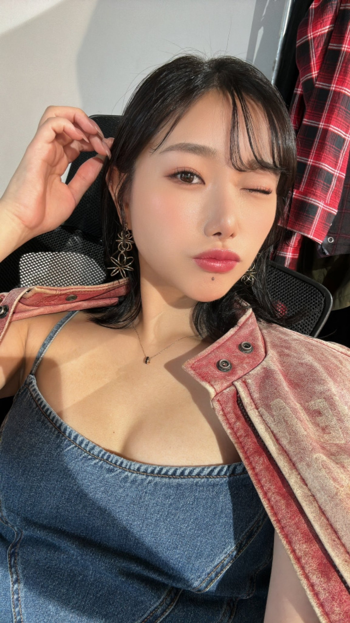 운동 많이 해서 복근이랑 골반 라인이 지리는 AV 배우.jpg 