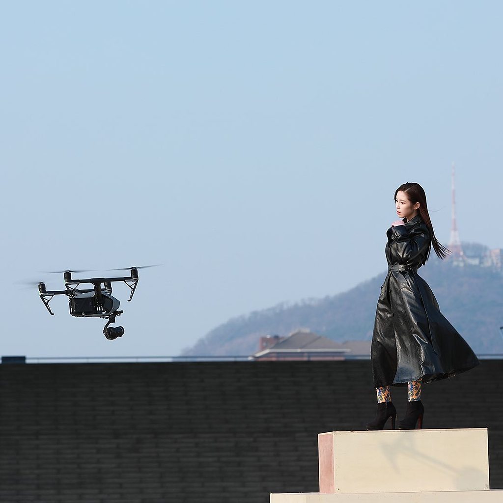 화보 촬영하는 전효성 - 꾸르