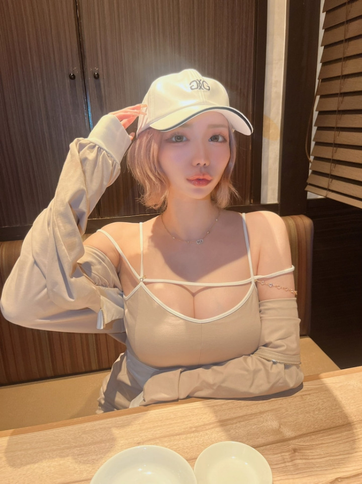 허리놀림이 장난 아닌 요망한 AV 신인 배우.jpg 