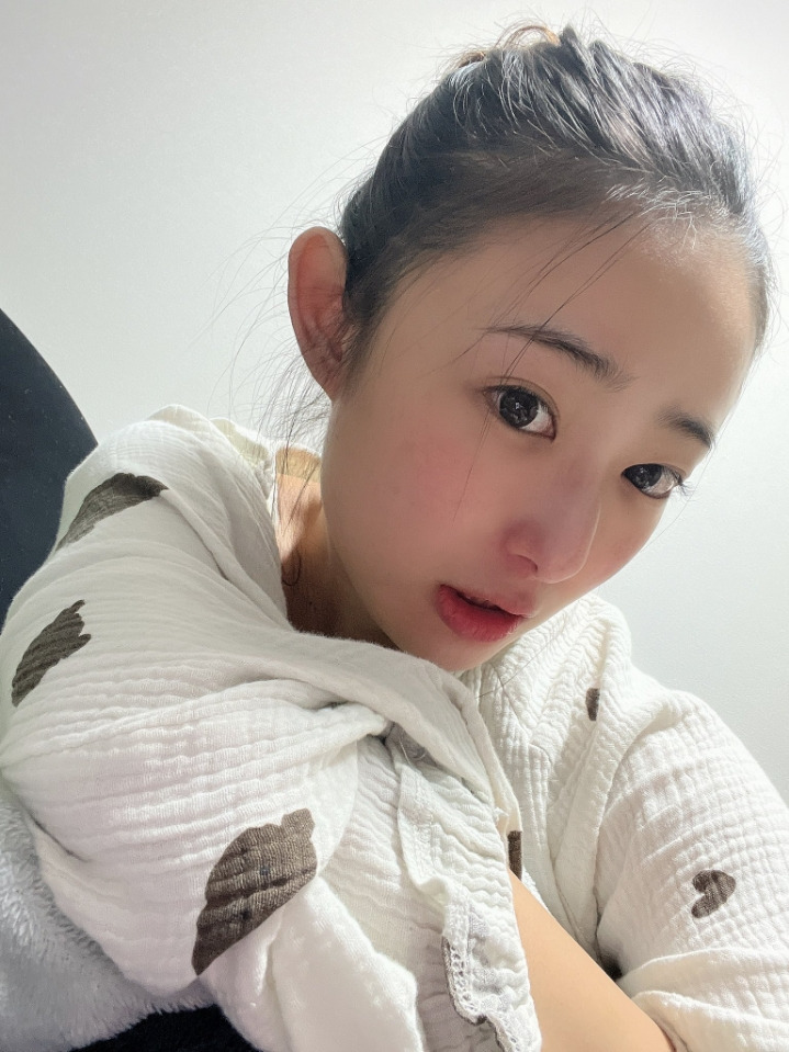 8월에 복귀한 명문대출신 AV 배우 마츠오카 스즈 셀카 모음.jpgif 