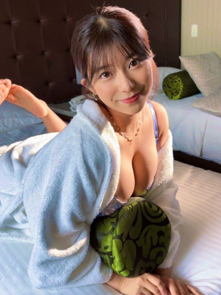 이쁘고 몸매도 좋고 연기 잘하고 키스 잘하는 AV 신인 배우.jpg 