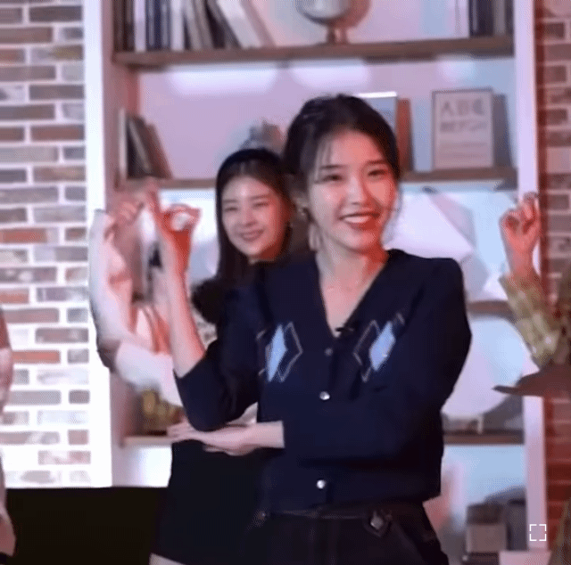 낫샤이 춤 추시는 아이유 - 꾸르