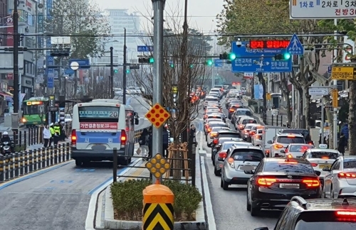 꽉 막힌 일반 차로(오른쪽), 뻥 뚫린 BRT(왼쪽) 모습. [손형주 기자]