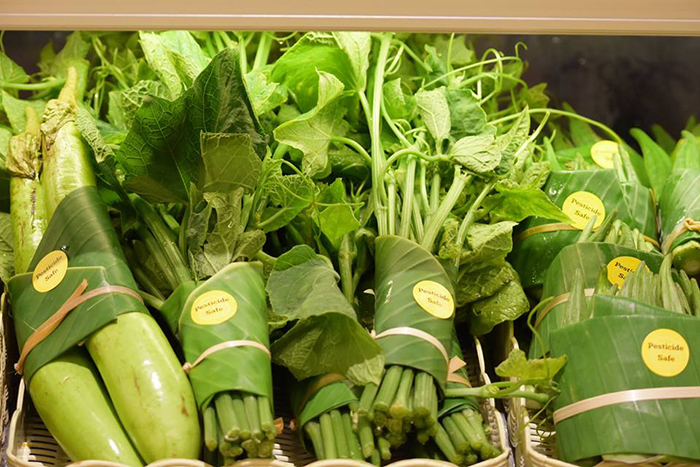 태국의 한 슈퍼마켓에서 채소를 포장하는 법