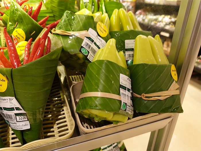 태국의 한 슈퍼마켓에서 채소를 포장하는 법