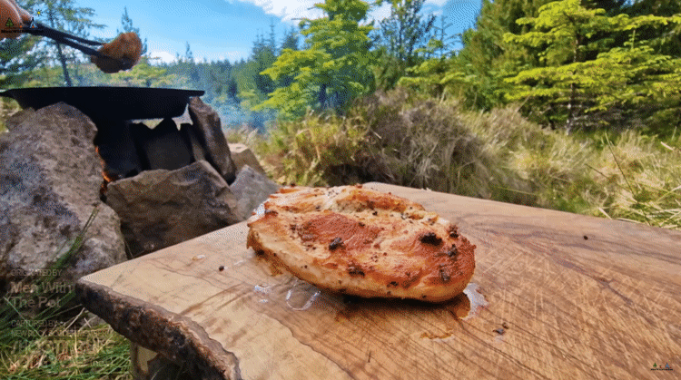 모닥불에 구워먹는 치킨 베이컨 칠리 피자