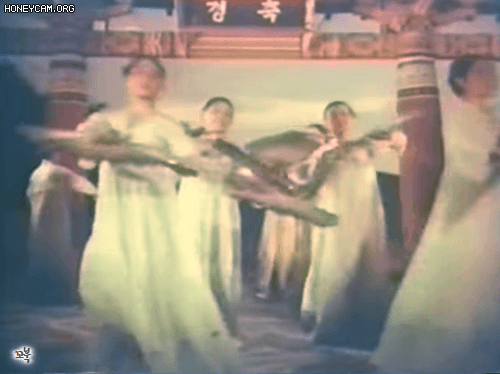1957년 제작된 북한 영화 속 부채춤과 장구춤