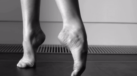 발레리나의 발가락 움직임 - 꾸르