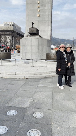 [FOOH] 광화문 이순신 동상 - moncler (1).gif