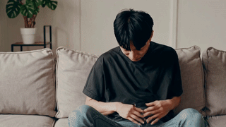 팔주산_설사로 힘든 남성.gif