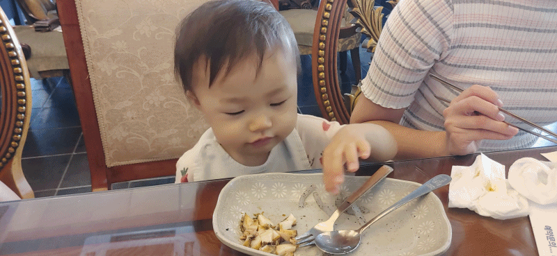 anigi전복맛을 즐기는 세젤예 꾸미.gif