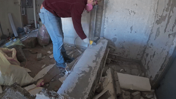 현관벽 파쇄 GIF.gif