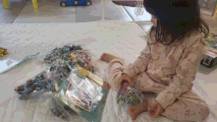 레고 크리스마스선물 유진반응.gif