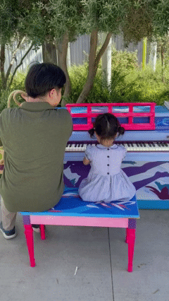 피아노치는 아빠와 나.gif