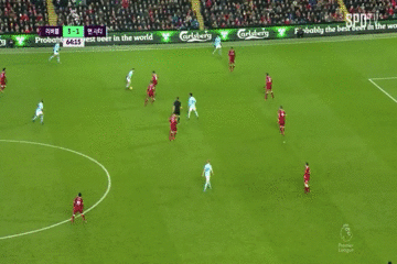 체임벌린이 측면 수비.gif