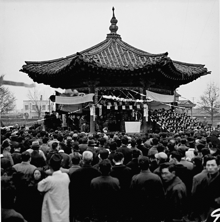 The_35th_anniversary_of_Samiljeol(Independence_movement_day_of_1st_March)_in_Tapgol_Park,_Seoul_Republic_of_Korea.gif